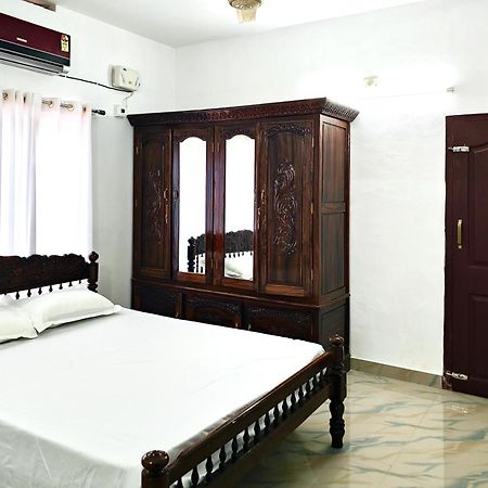 Ambili Riverfront Villa With Party Hall Irimbranallur ภายนอก รูปภาพ