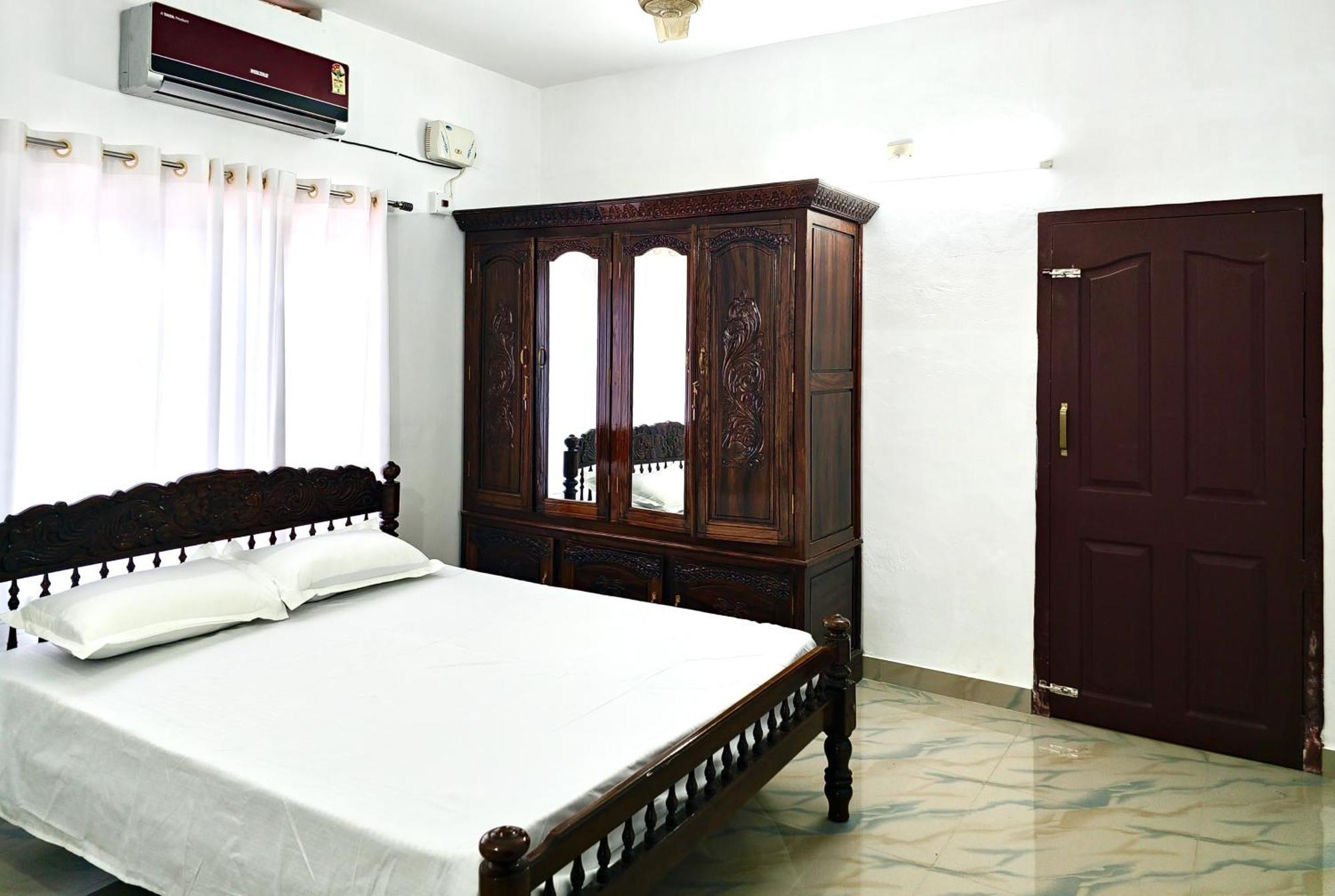 Ambili Riverfront Villa With Party Hall Irimbranallur ภายนอก รูปภาพ